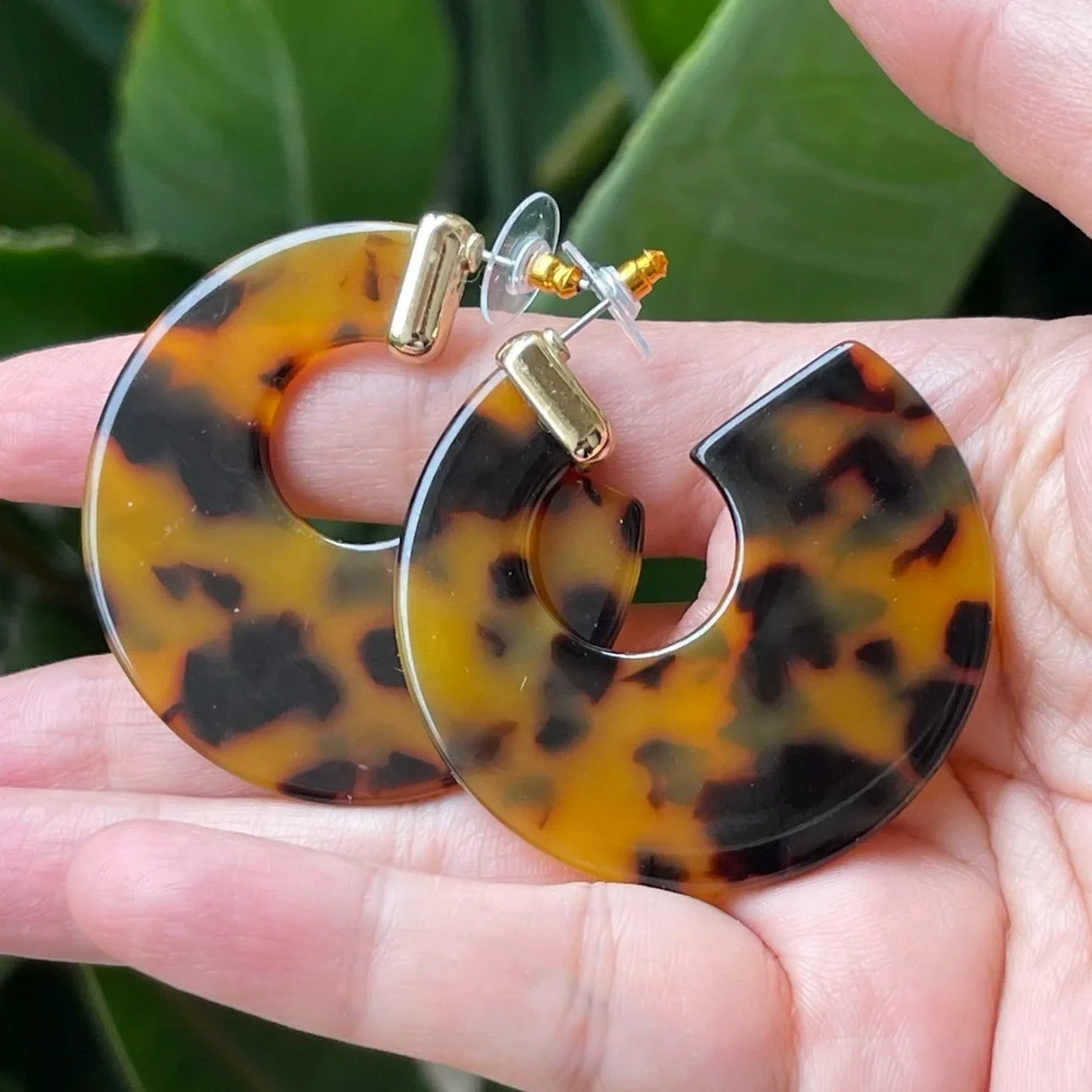 Tortoise shell cellulose acetate gold tone hoop earrings - Picture 1 of 5